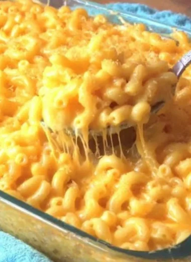 Delicious bowl of macaroni and cheese topped with breadcrumbs and herbs.