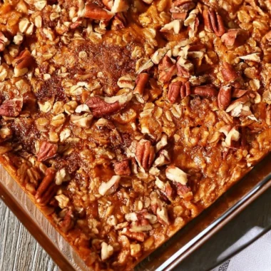 Delicious Pumpkin Pecan Baked Oatmeal with nuts and pumpkin spice