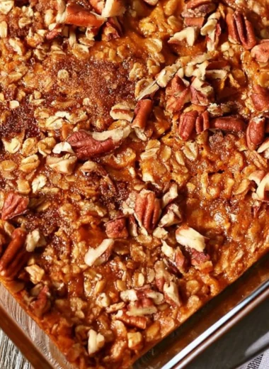 Delicious Pumpkin Pecan Baked Oatmeal with nuts and pumpkin spice